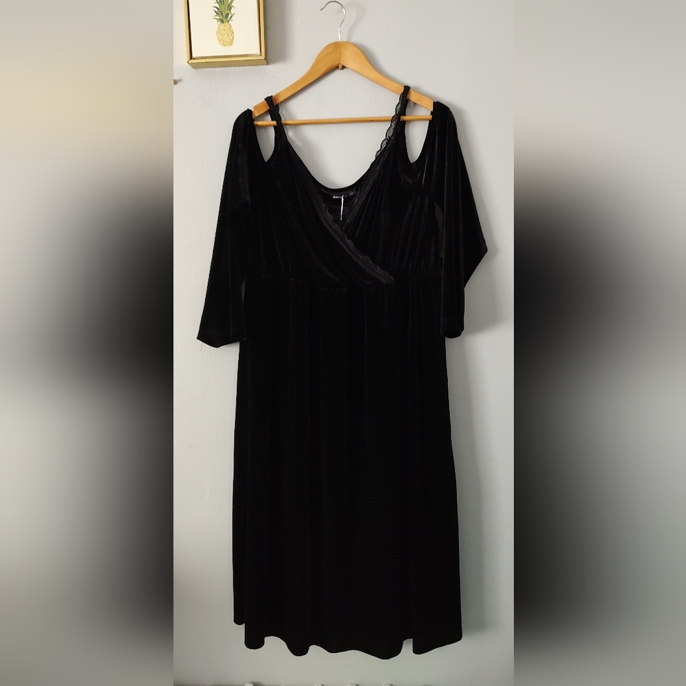 Bloom Chic dress Women Velvet Color Black Size 16 Style Boho Cold Shoulder New